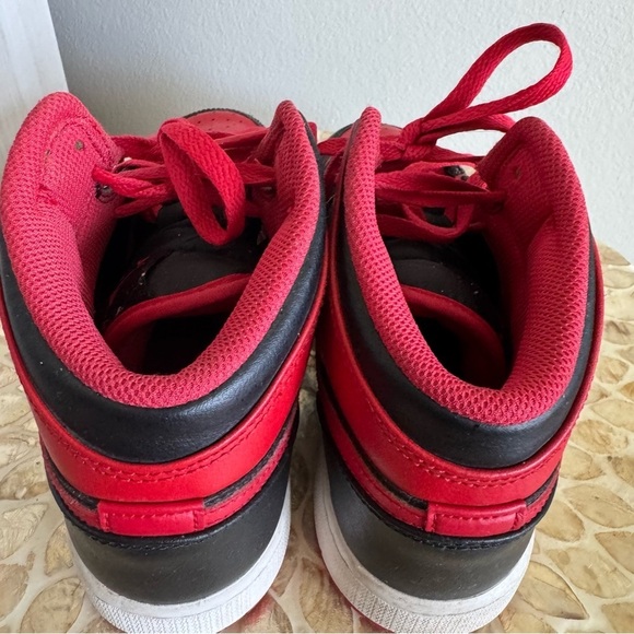 Nike Air Jordan 1 Mid Alternate Bred Sneakers size 6Y - Picture 8 of 11